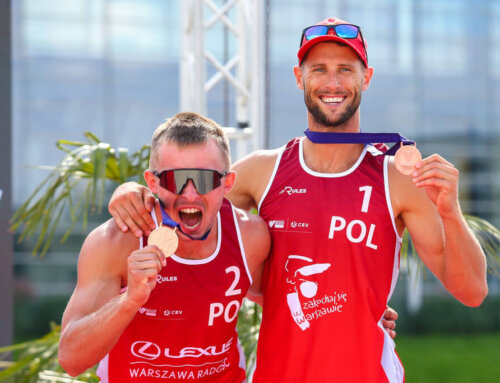 Polacy z brązowymi medalami na plaży w Wilanowie